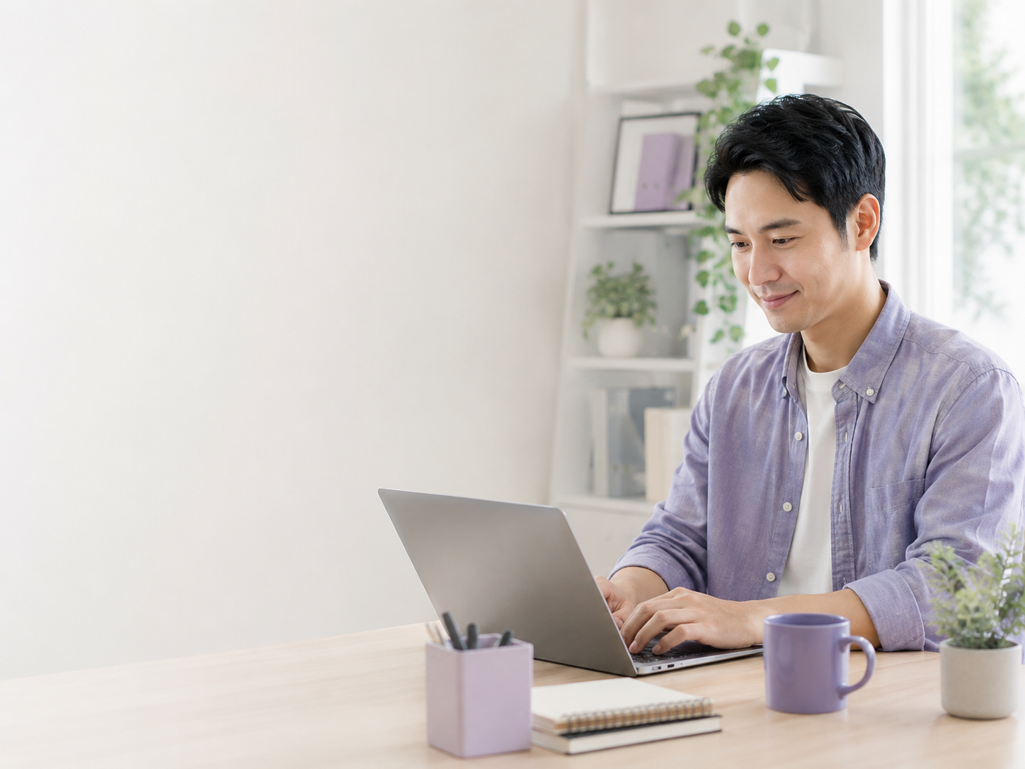 大人がパソコンで学び直しをする様子
