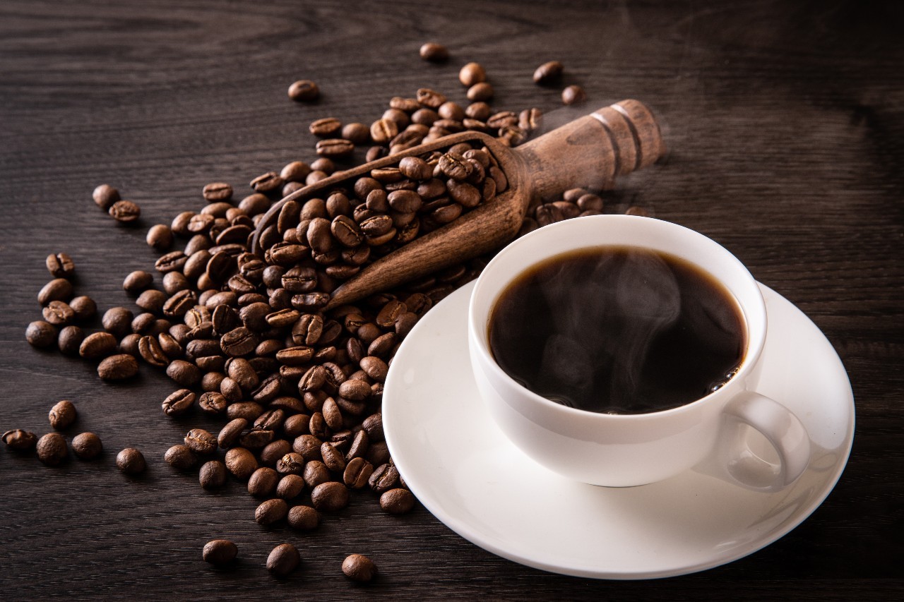 コーヒーと焙煎したコーヒー豆
